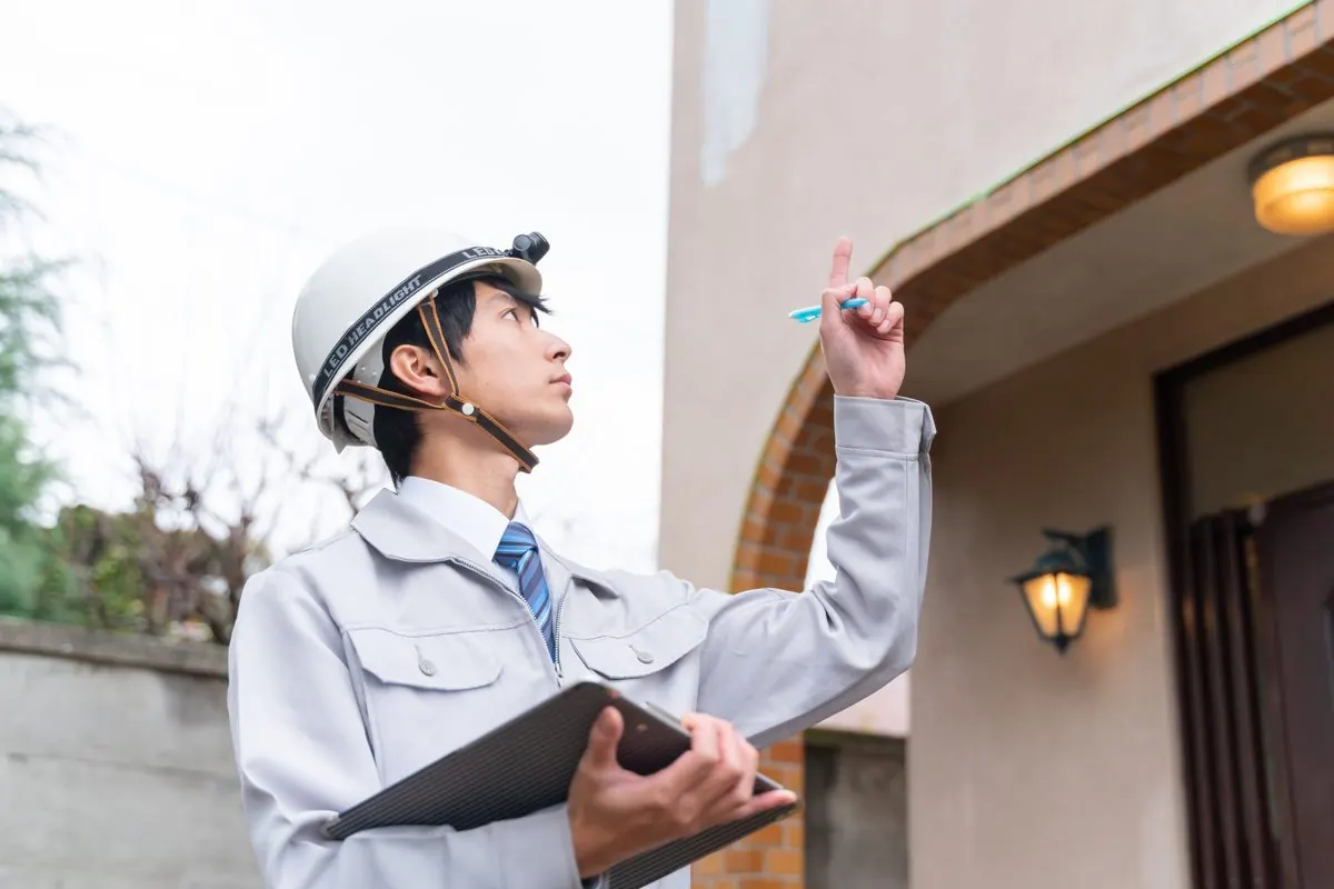 住宅の現地調査をする担当者